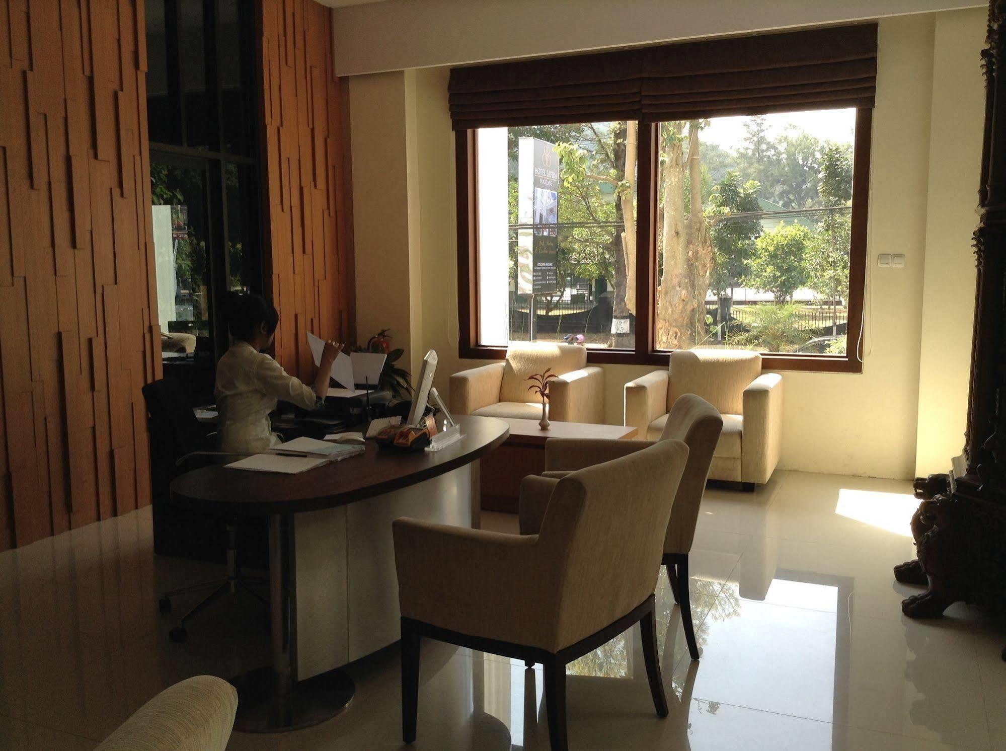 Hotel Safira Magelang Exterior photo